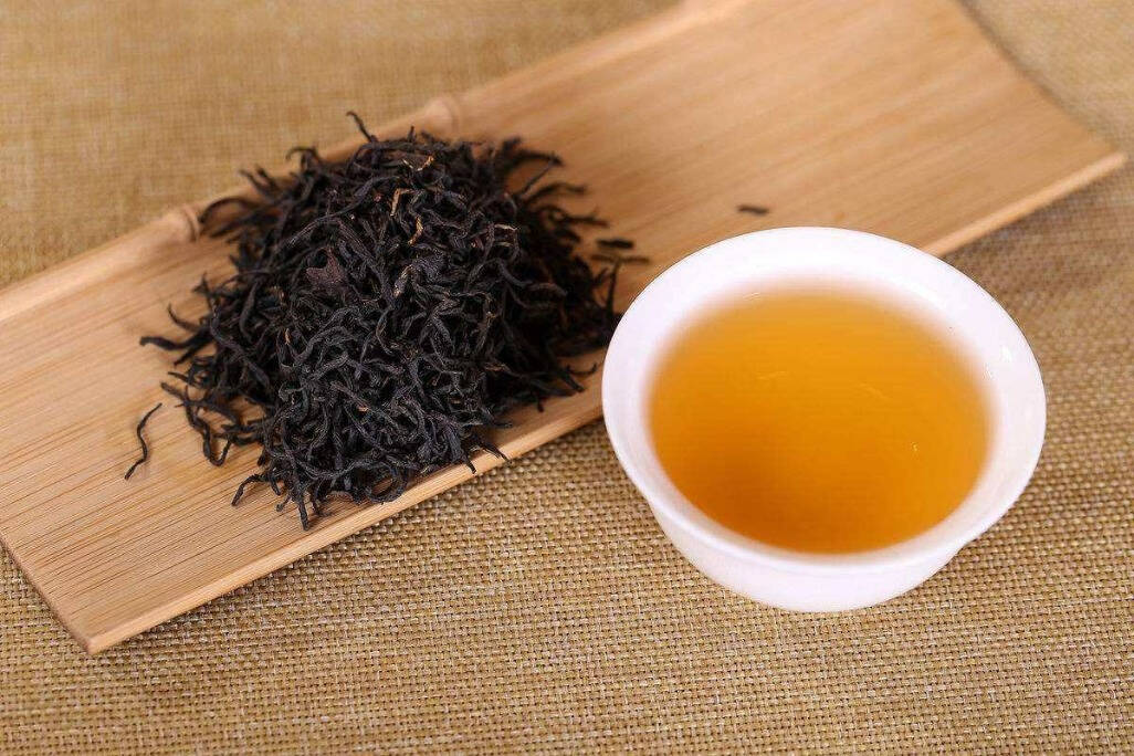 红茶中总是有很多的如灰尘般的毫