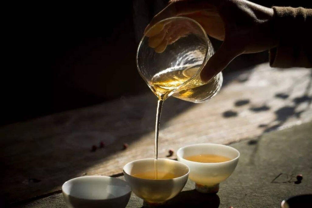 冲泡白茶时，闷泡，坐杯，留根，