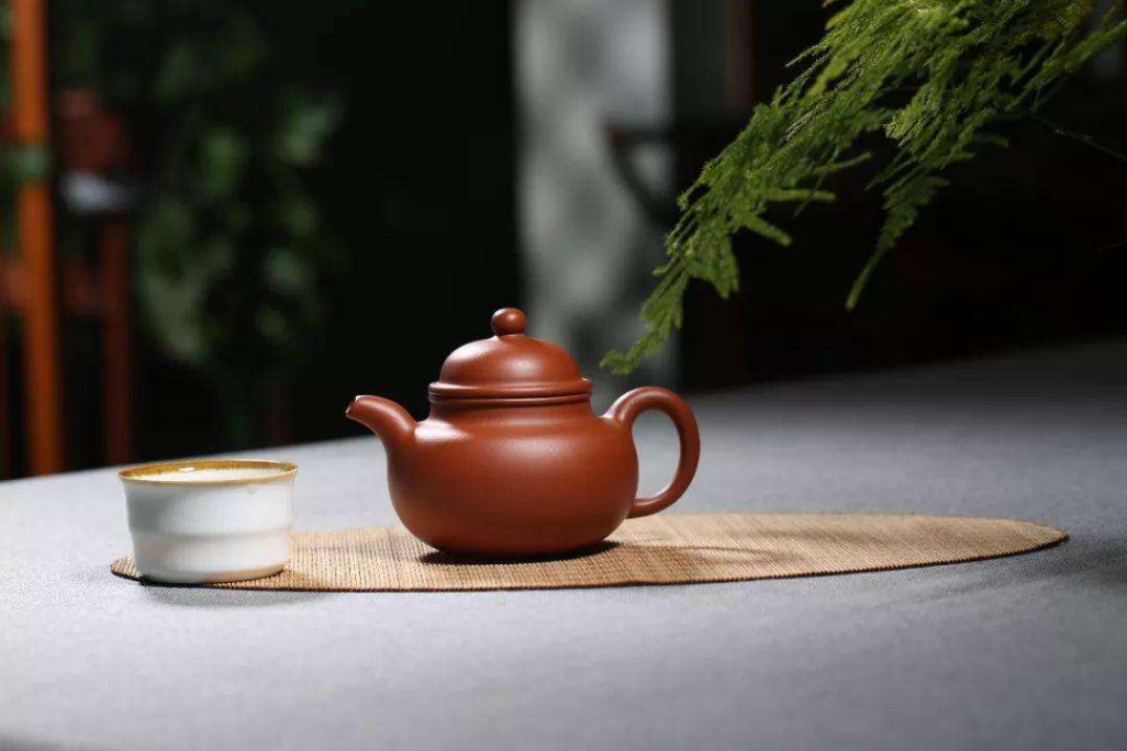 白茶素爲茶中珍品，曆史悠久，具有解酒醒酒、清熱潤肺