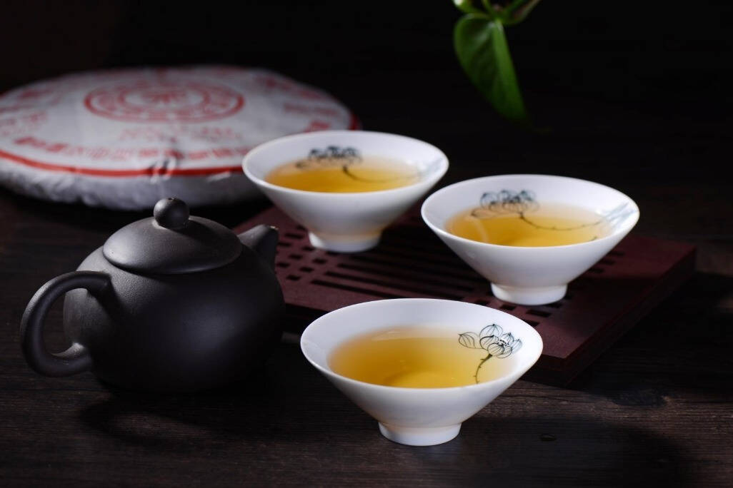 但凡普洱茶品饮者，无不谈及饮茶的“茶气”，但对于“茶气”的理解却千差万别。有人认为“茶气”是个说不清道不明，无法言状的神秘物；还有人认为“茶气”是个故弄玄虚的怪异名词；而有的人则毫不沾边地将它与“气功”和“玄学”扯到一起，这是极谎谬的说法。所谓茶气，不外乎二者：一是味感。即茶味，包括滋味和气味。某泡