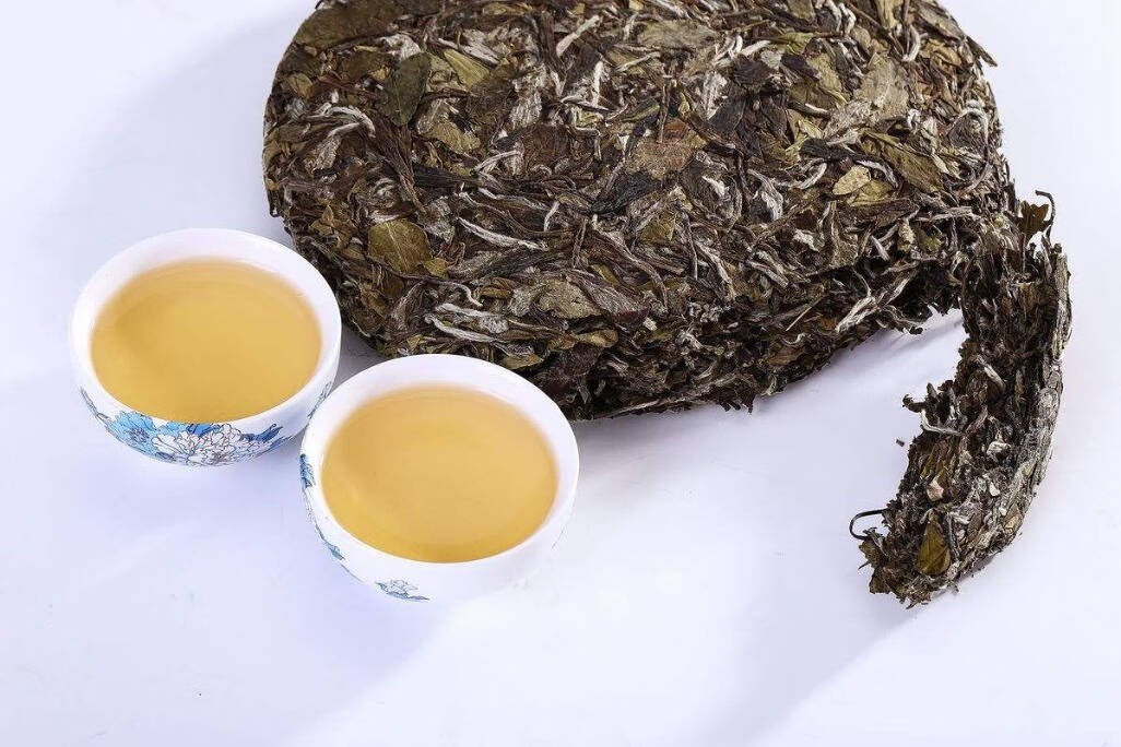 白茶工藝簡單，功效獨特，是自然健康的保健茶飲。市面
