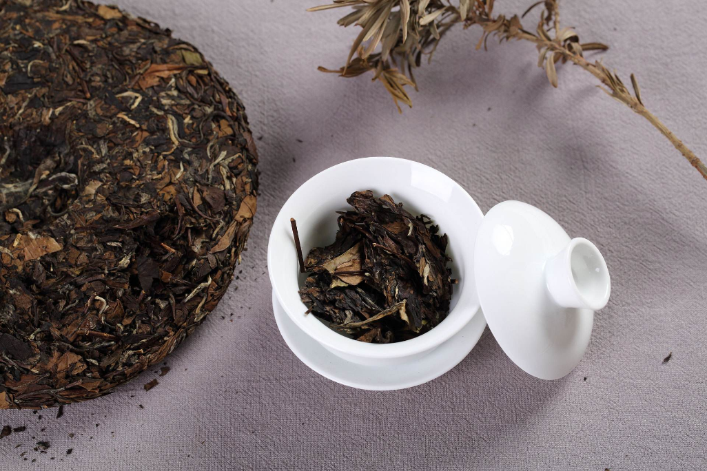 白茶素爲茶中珍品，曆史悠久，具有解酒醒酒、清熱潤肺