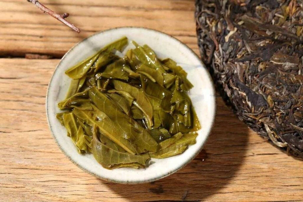 茶湯的溫度在50度左右，即手摸著杯子感覺不燙的時候