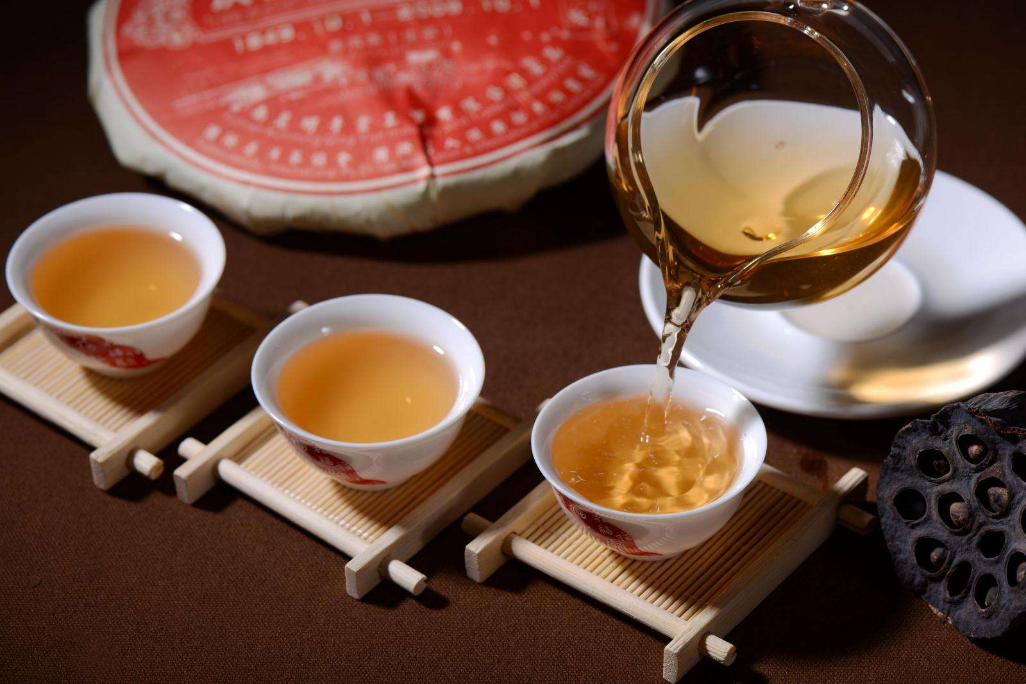在我國的西雙版納，無論是愛尼人的土鍋茶、蒸茶、傣族