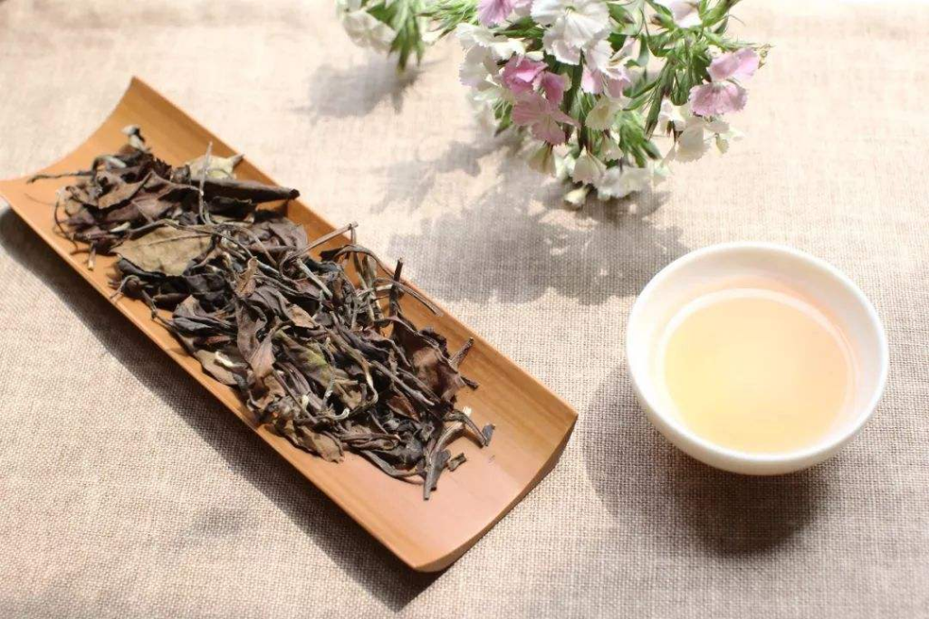 白茶向來有“一年茶，三年藥，七年寶”的說法。但是不