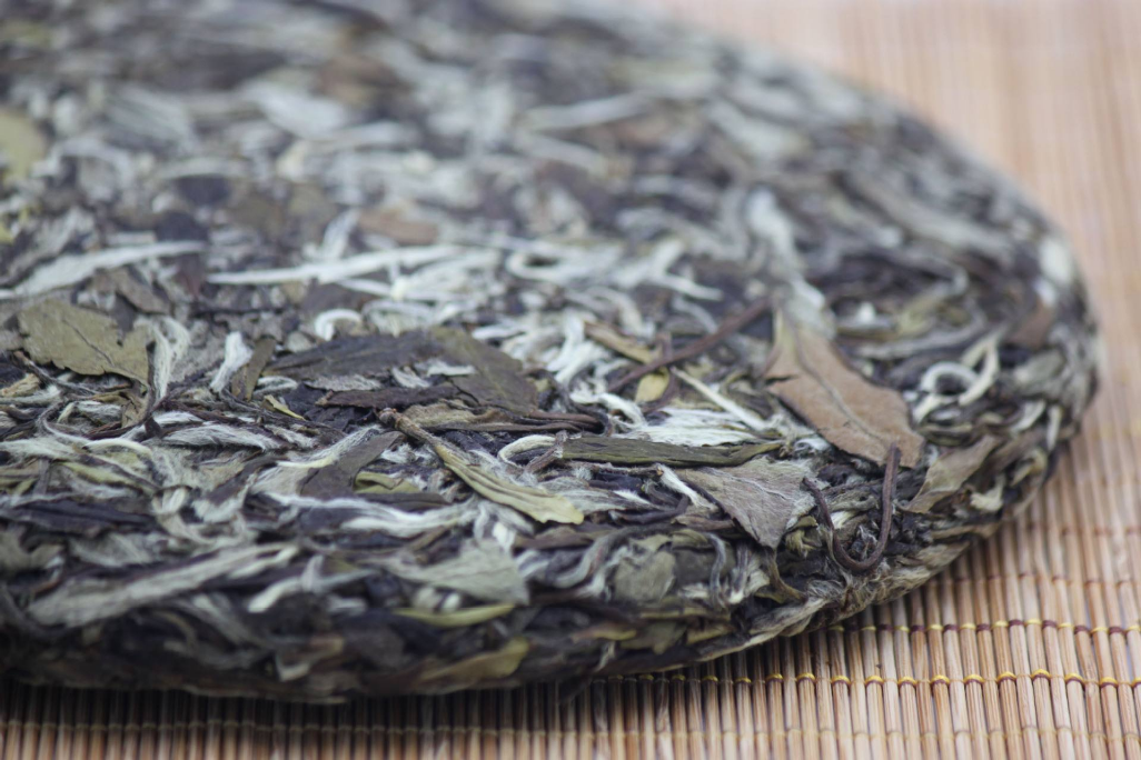 白茶向來有“一年茶，三年藥，七年寶”的說法。但是不