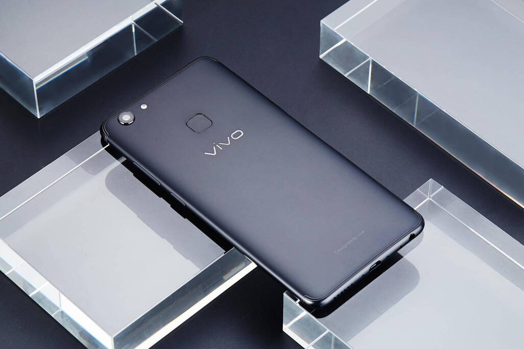 首先作为一款千元手机,vivo y75s的外观设计是极具vivo血统,采用了全