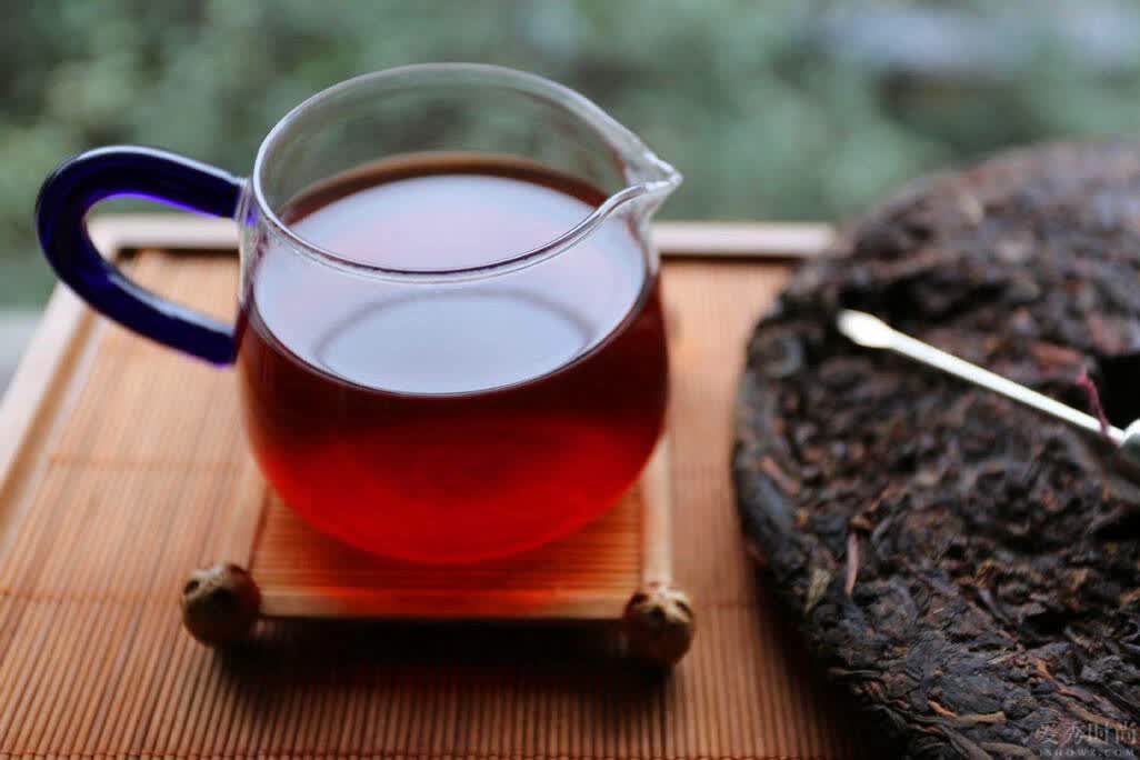 如何辨别普洱茶是长白霜还是霉变