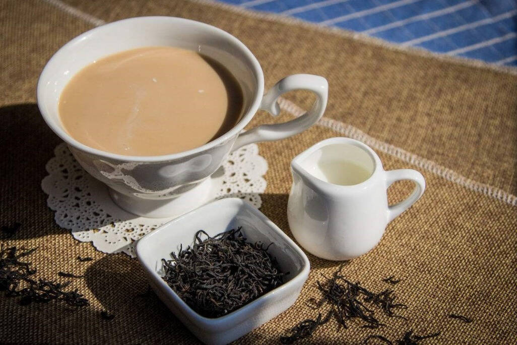 朋友约我去奶茶店，一不小心造成