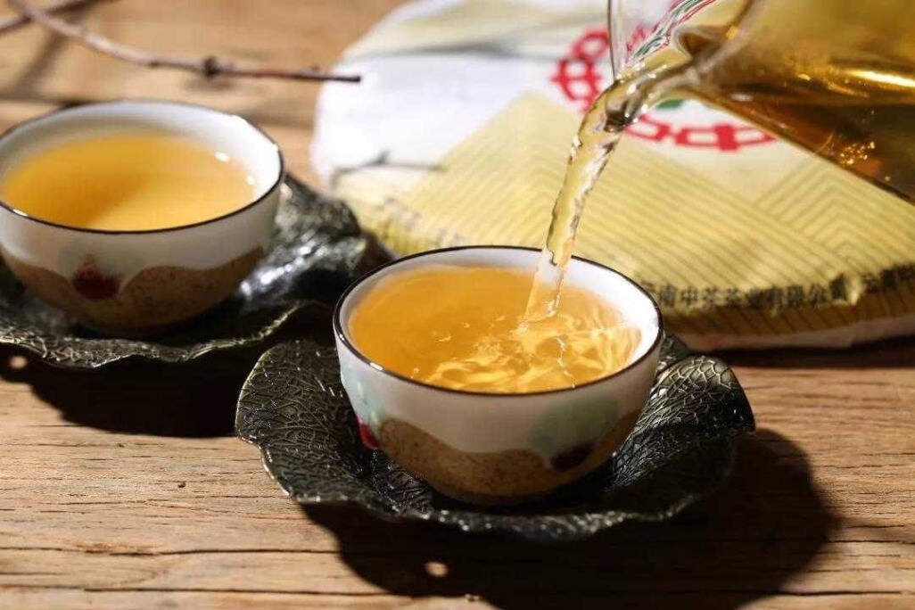 行内人都知道，普洱茶生茶是有生命的，自然环境的温湿度交替对茶的成熟和口感至关重要，并且保持了各地存茶的个性，也即，普洱茶“因地而异”。首先，贮藏条件会影响普洱茶的陈化变化，单纯依靠感官评审很难正确鉴别出普洱茶的年份；其次，贮藏仓储的温度和湿度也能够影响普洱茶感官和理化品质变化的快慢；而贮放仓储条件的