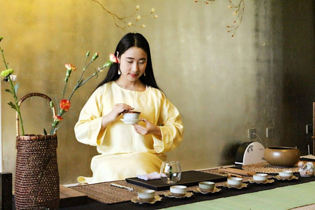 喝一杯去湿气的热茶，热量可以让