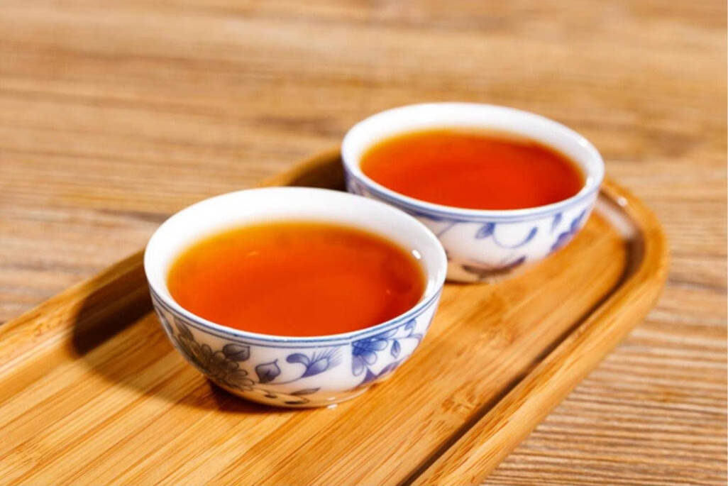 茶湯的溫度在50度左右，即手摸著杯子感覺不燙的時候
