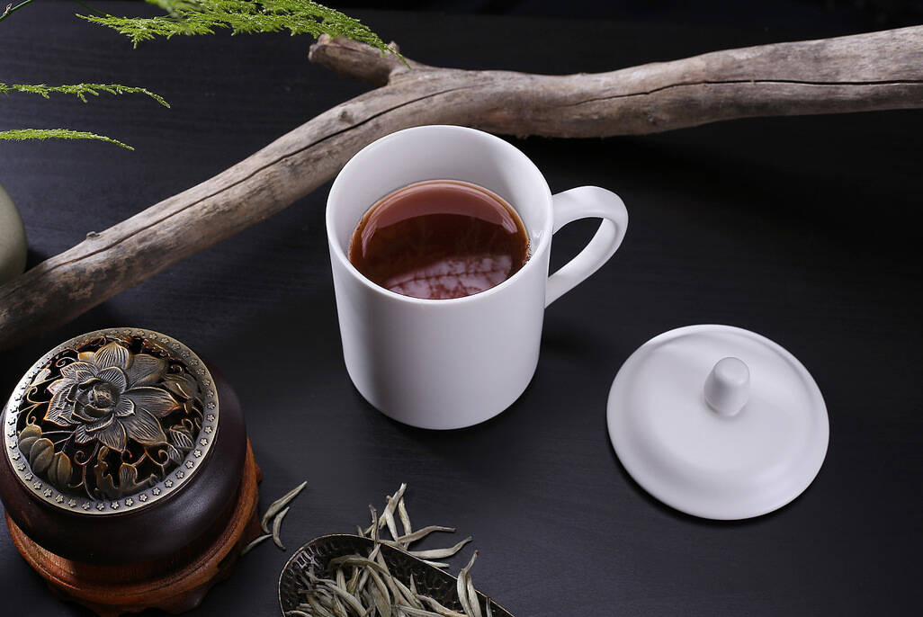 心随流水惹茶香 ，身似闲云捕清