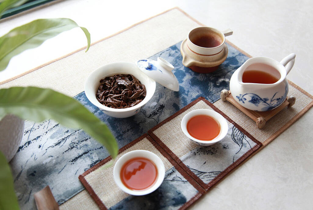 茶叶不同， 杯中的茶水亦不同的