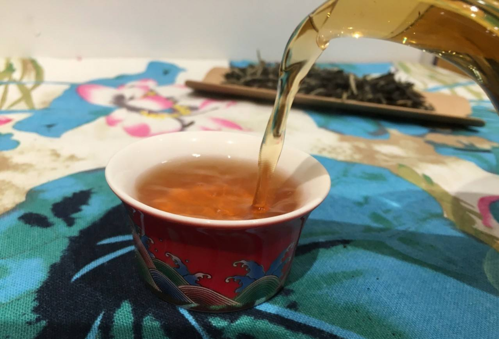 白茶是能夠長期儲存的茶，比如老白茶！著名的老白茶就