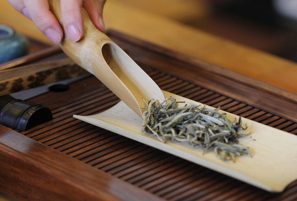 生命的深刻，淡然如茶，溶于水依