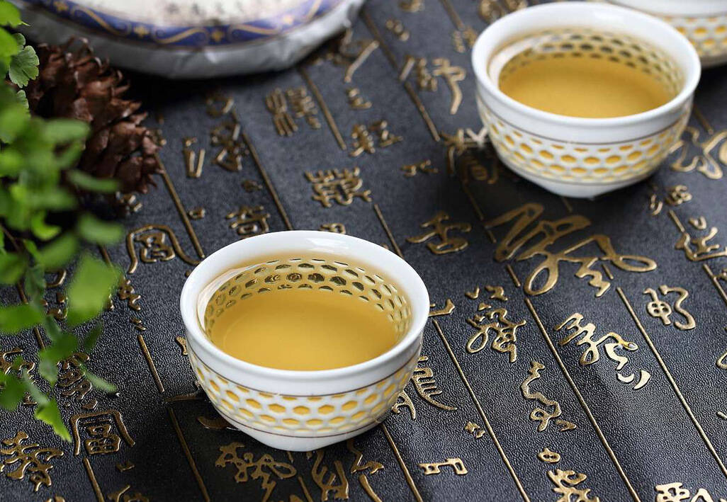 茶汤甜醇浓稠，入口爽滑，普洱茶