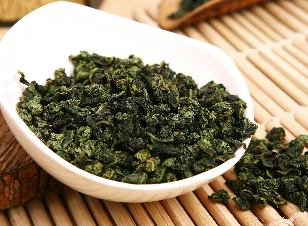 乌龙茶又称绿茶和半发酵茶，品种繁多，是中国六大茶类