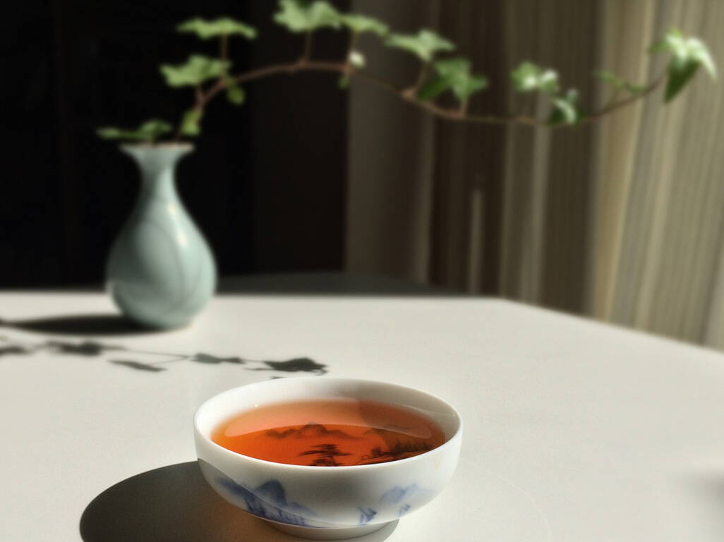 普洱茶的制作原料是晒青毛茶,为