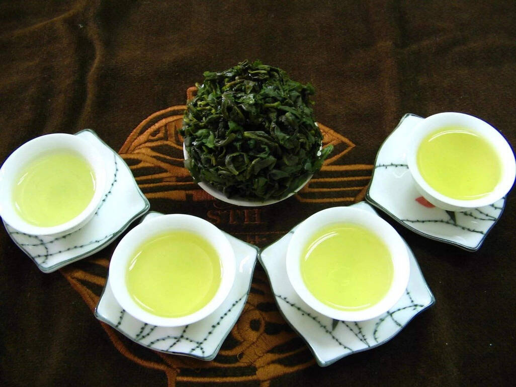 所谓艳茶是由处女和清明雨前的茶