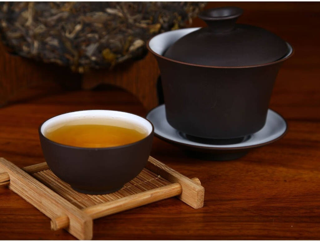 但凡普洱茶品饮者，无不谈及饮茶的“茶气”，但对于“茶气”的理解却千差万别。有人认为“茶气”是个说不清道不明，无法言状的神秘物；还有人认为“茶气”是个故弄玄虚的怪异名词；而有的人则毫不沾边地将它与“气功”和“玄学”扯到一起，这是极谎谬的说法。所谓茶气，不外乎二者：一是味感。即茶味，包括滋味和气味。某泡