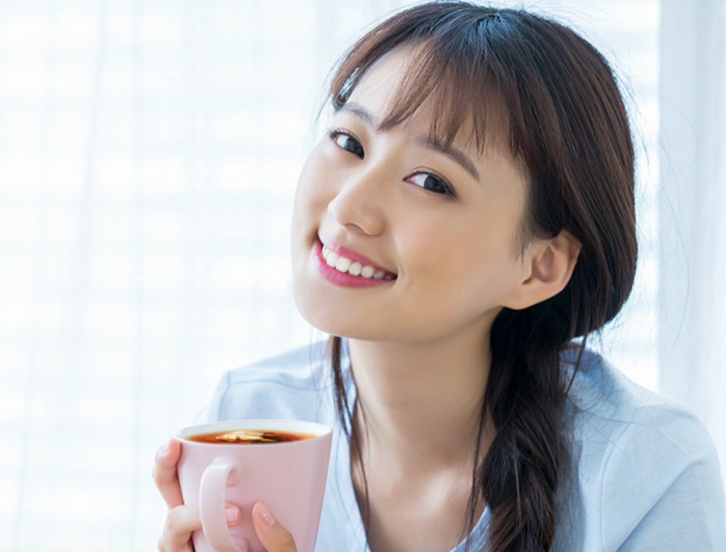 一杯敬过去，一杯敬未来，一杯茶