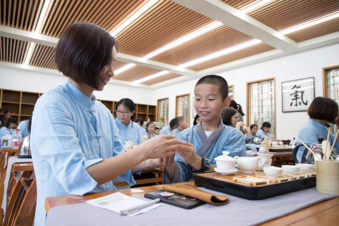 第一步：何时上茶  （1）如果是客人来访（家里或者