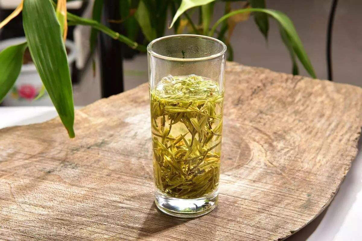 人到中年，半卷闲书一壶茶