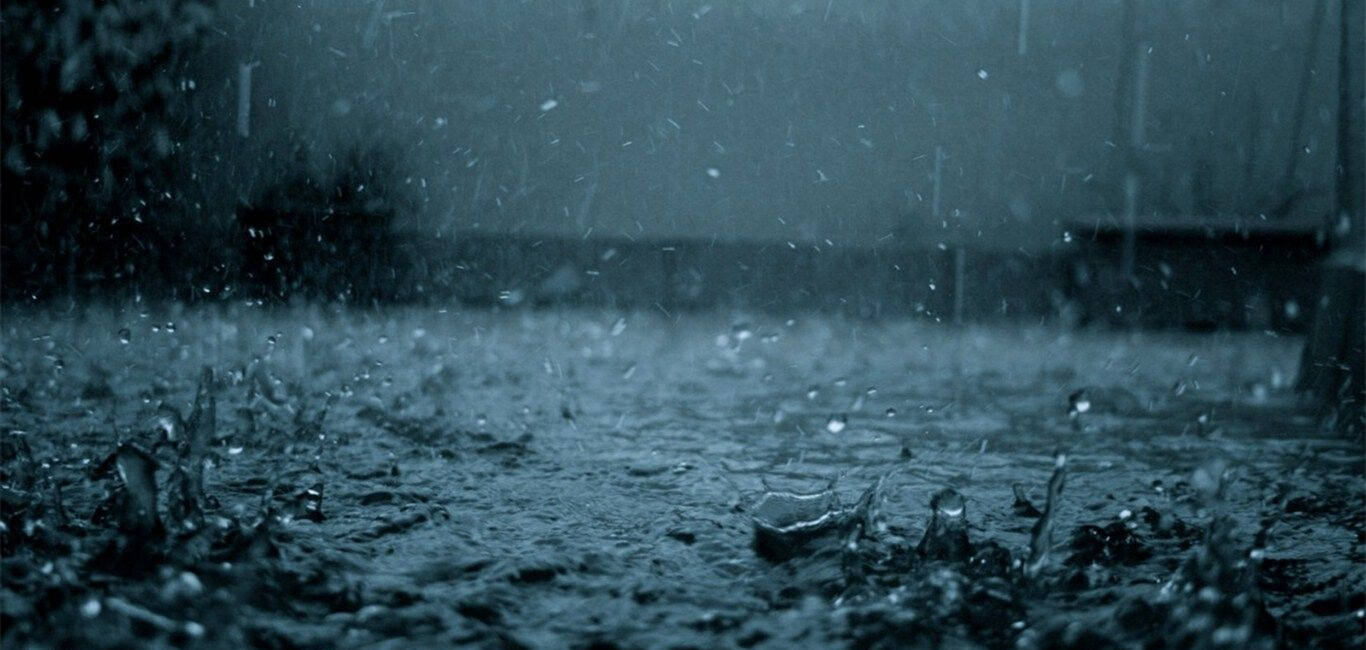 比如说下雨天,阴雨绵绵的,衣服放在外面根本无法快速的晒干,如果你不