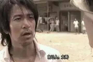 其实这个梗最早应该是别开枪自己人.