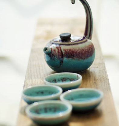 苏东坡说“从来佳茗似佳人。卢仝说:“ 一碗喉吻润,两碗破孤闷。三碗搜枯肠,唯有文字五千卷。 四碗发轻汗,平生不平事,尽向毛孔散。五碗肌骨清,六碗通仙灵。七碗吃不得也,唯觉两腋习习清风生。”中国人生活素来有七件事必不可少:“柴米油盐酱醋茶”。烹茶是雅事,焚琴煮鹤,器物不好雅便也变成了不雅,同种质量的茶