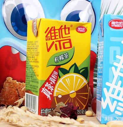不知不觉，五月份已经过去了三分之一，夏天已经在不远处向我们招手了。说到夏天，除了空调跟T恤短袖凉拖，当然还有各式各样的饮料啦。不过饮料虽好喝，也要选足够健康的才行。维他柠檬茶是真茶跟真柠檬的真正结合，真茶制作，原叶萃取，减少糖分，配上原汁原味的柠檬，富含维生素C。原料天然，制作精细，迎合了现代人追求