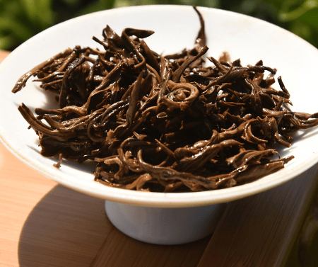 将烦闷的心暂寄在杯水茶间,来享