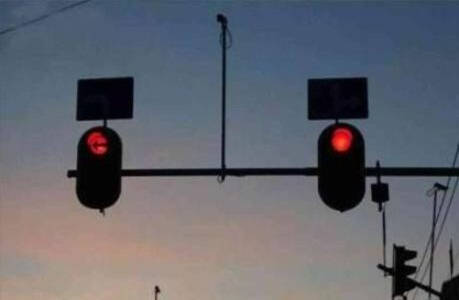 直行路口红灯一直不变..