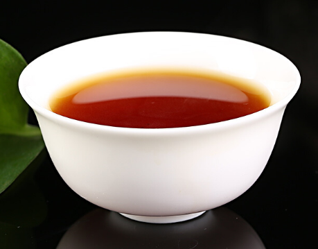 井放辘轳闲浸酒,笼开鹦鹉报煎茶