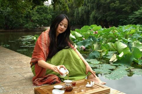 细品一杯茶，让美妙的滋味在唇齿