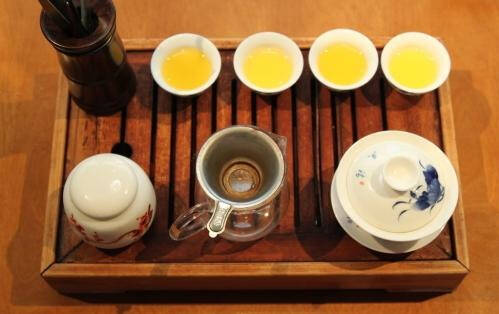 所谓艳茶是由处女和清明雨前的茶