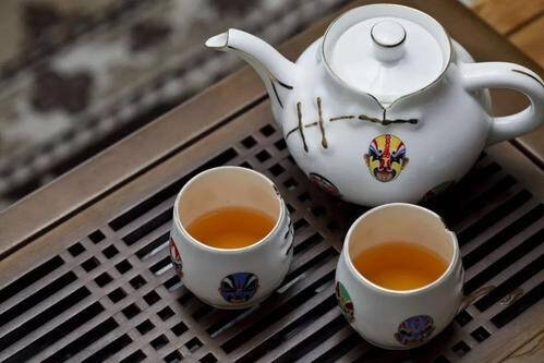 细品一杯茶，让美妙的滋味在唇齿