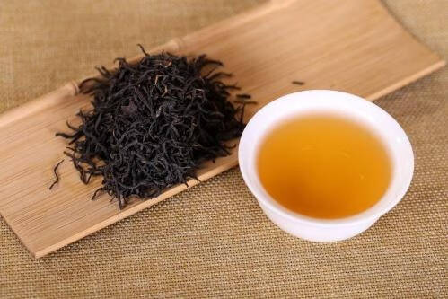 刚沏上一杯茶，闻了一下整个人都