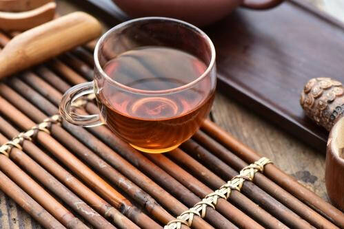 品安化黑茶，清澈明亮口感醇和，