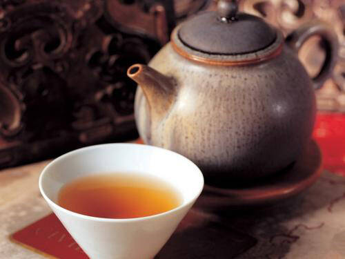 品一盏老茶芳香四溢,健康的饮茶
