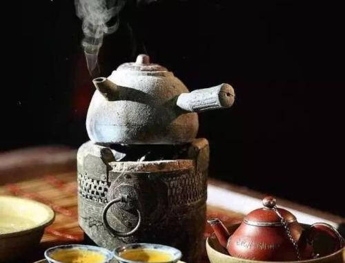 煮茶已经成为一种时尚，捡拾炭火
