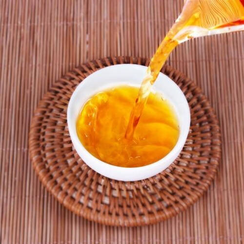 刚沏上一杯茶，闻了一下整个人都