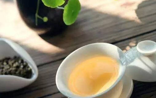 乌龙茶又称绿茶和半发酵茶，品种繁多，是中国六大茶类