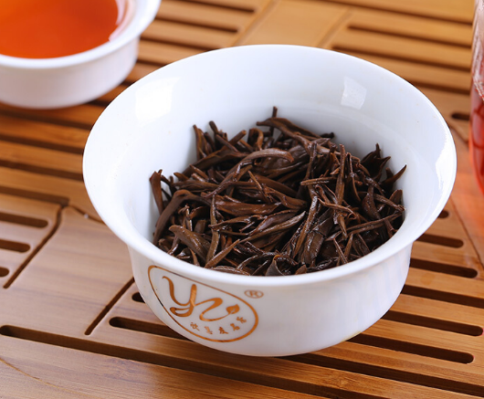 杯中的茶水散发着幽香，淡的却是