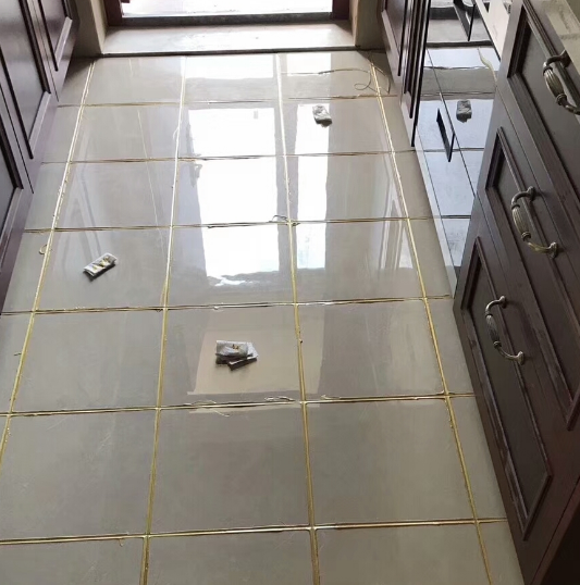 家里瓷砖缝隙脏啦,用..