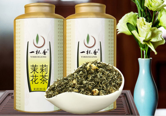 拜访长辈，一杯香浓清冽的茶展现