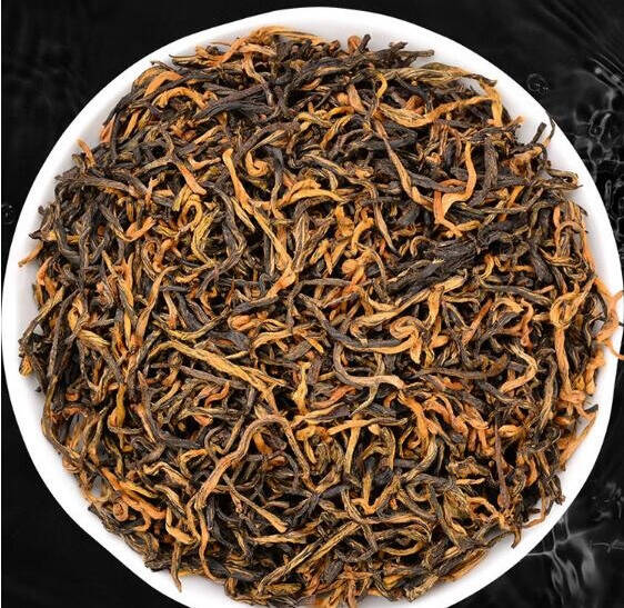 最近，梁静茹在微博上晒出与闺蜜相聚饮茶的照片，仔细