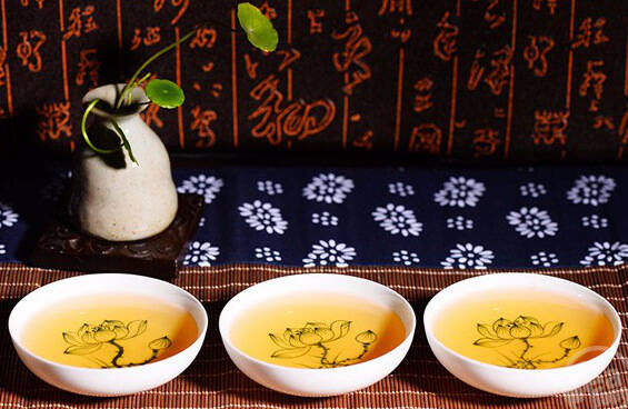 茶汤甜醇浓稠,入口爽滑,普洱茶
