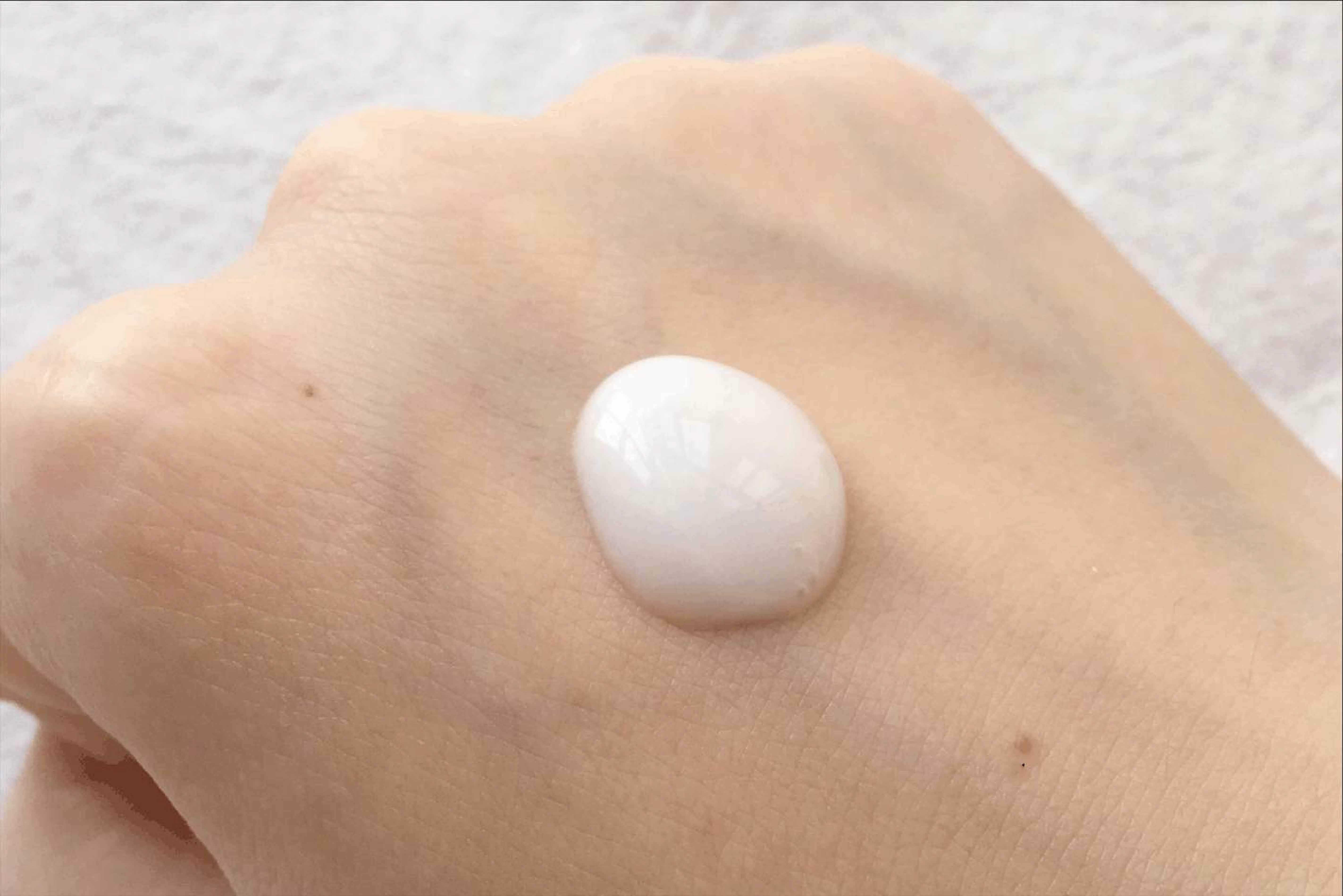质地是略粘稠的乳液质地